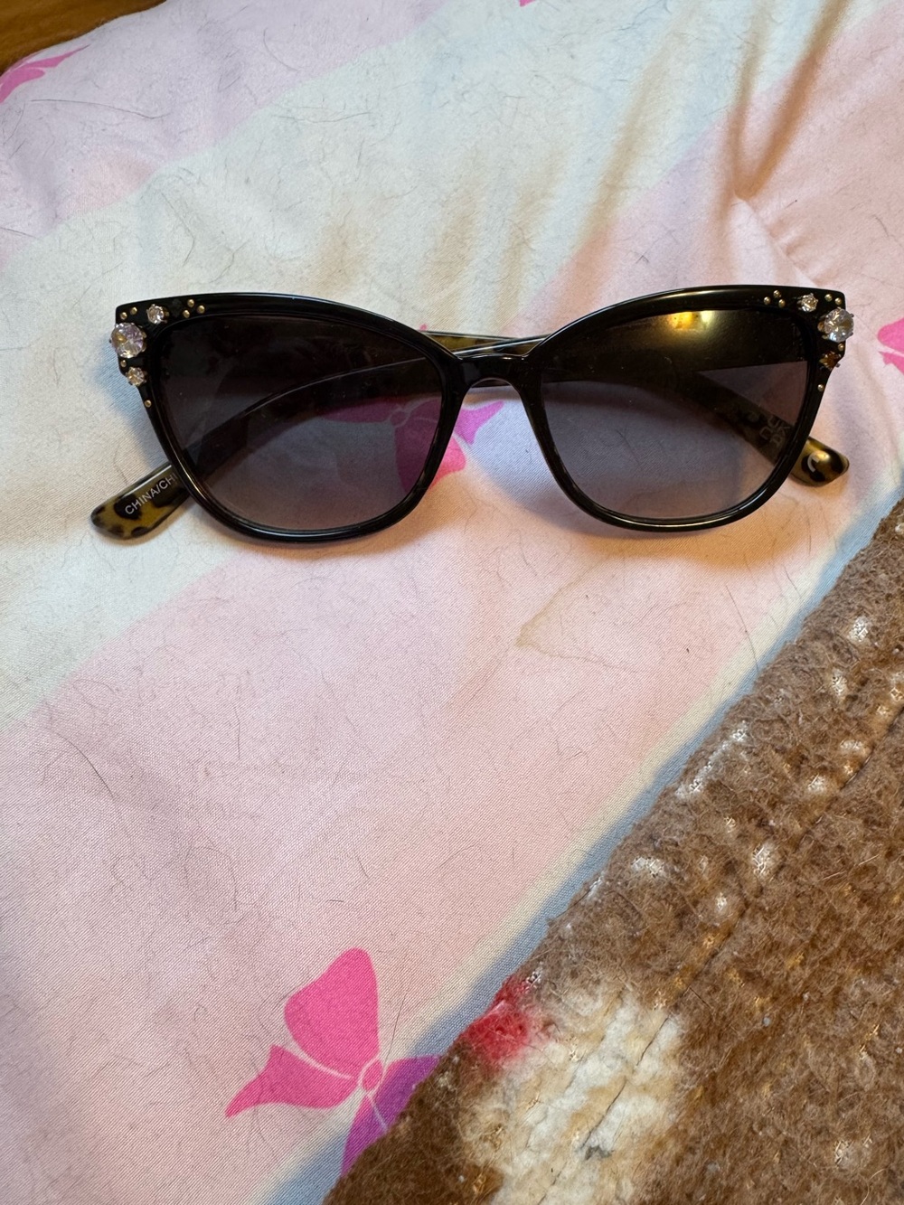 Crystal Accent leopard and black Cat-Eye Sunglasses - see pic for missing stone